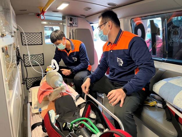 雲林縣消防局第二大隊土庫分隊辦理潮氣末二氧化碳監測暨自動給氧復甦機訓練