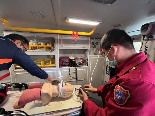 雲林縣消防局第二大隊土庫分隊辦理潮氣末二氧化碳監測暨自動給氧復甦機訓練-過程