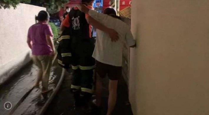 消防人員以自己右腳讓受傷男子當鞋，以免男子腳部傷口碰到水，貼心舉動令人讚許.JPG