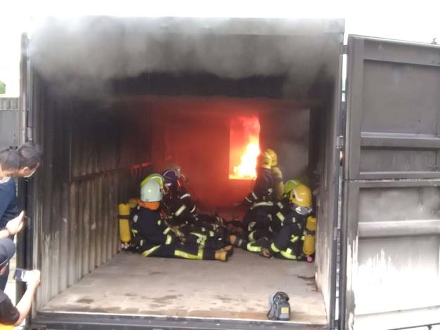 1110526義消參加火搶班訓練-燃燒櫃體驗