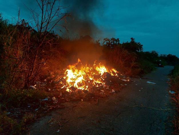 111.07.01東北村中油加油站後方-現場燃燒廢棄物情形