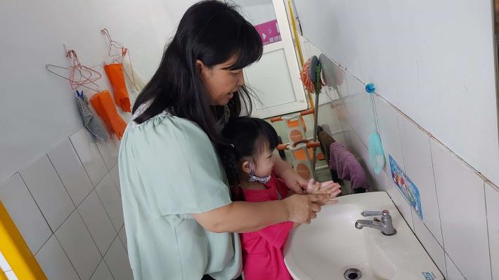實際教導幼兒正確洗手 (2)