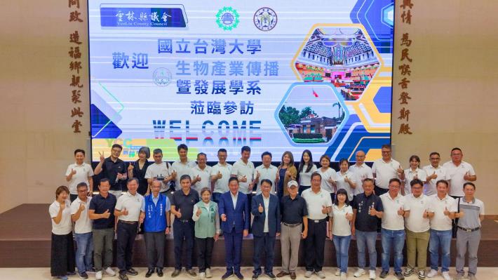 議長與參訪同學一樓大廳大合照