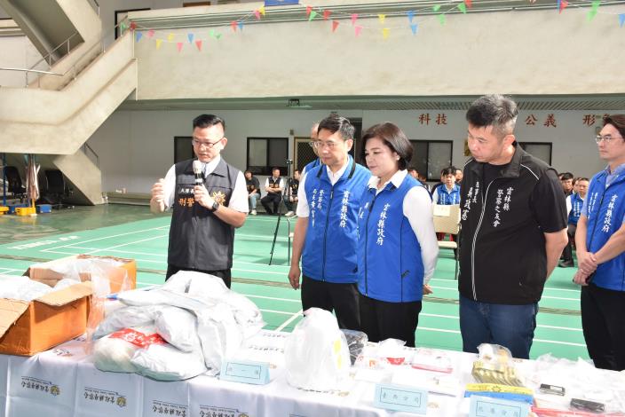 刑大大隊長向縣長說明