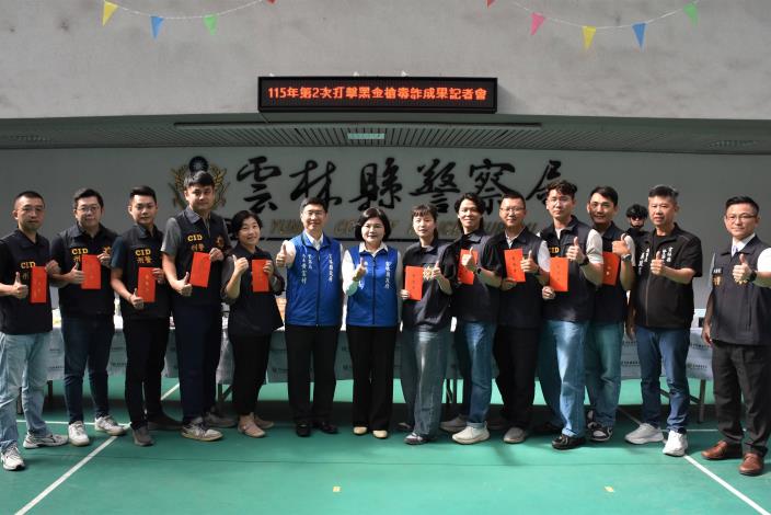 張縣長與局長及查緝有功人員合照