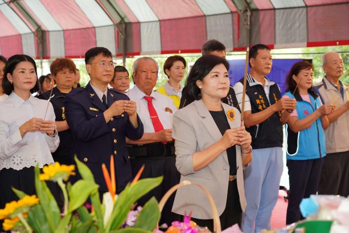 張縣長與縣府及議會團隊黃局長等一同上香祈願工程順利
