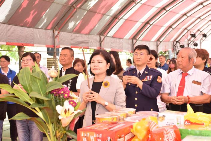 張縣長率團隊上香祈福